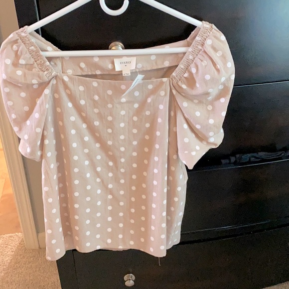 Everly size M *NEVER WORN-tags still on blouse - Picture 1 of 2